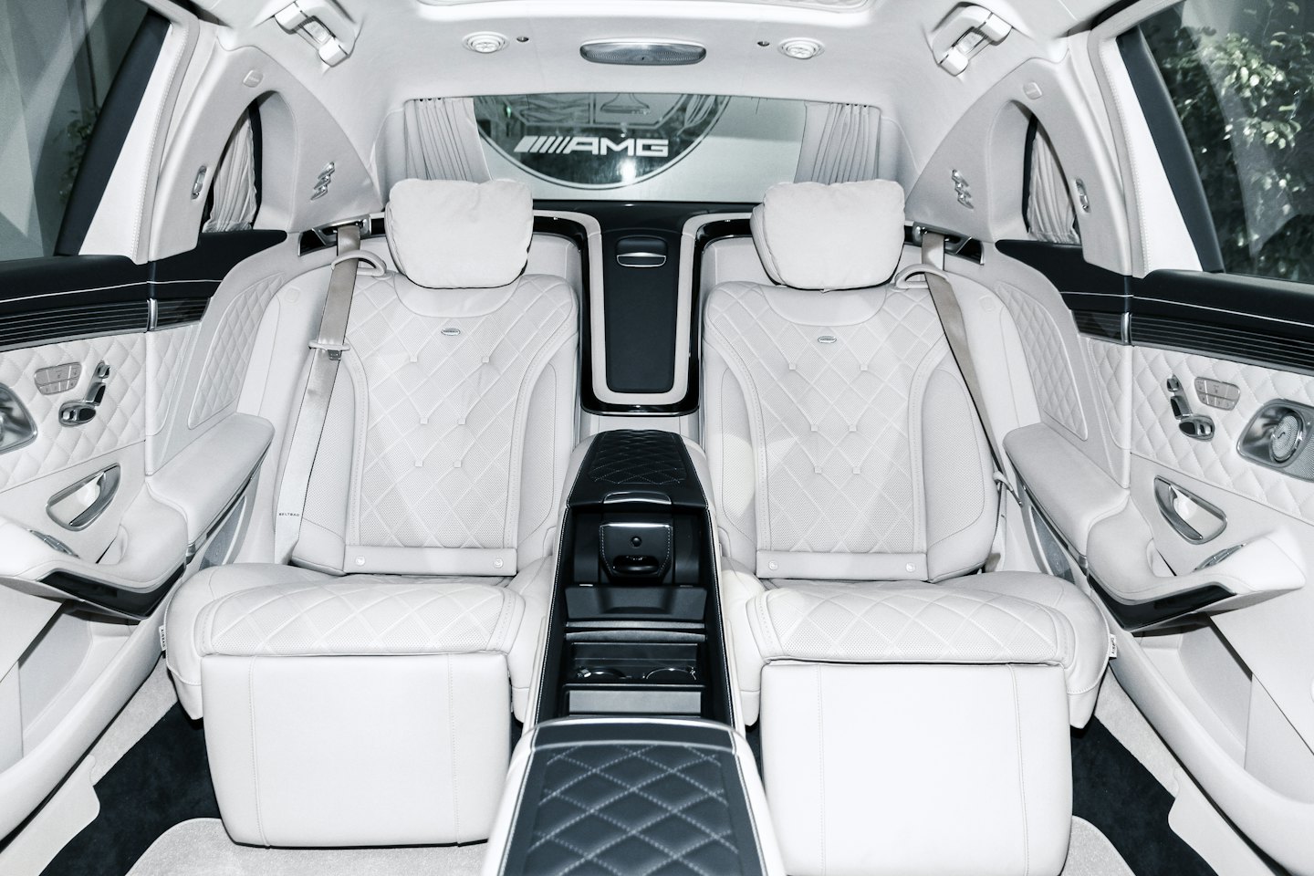 Luxe autostoelen van wit, doorgestikt leer.